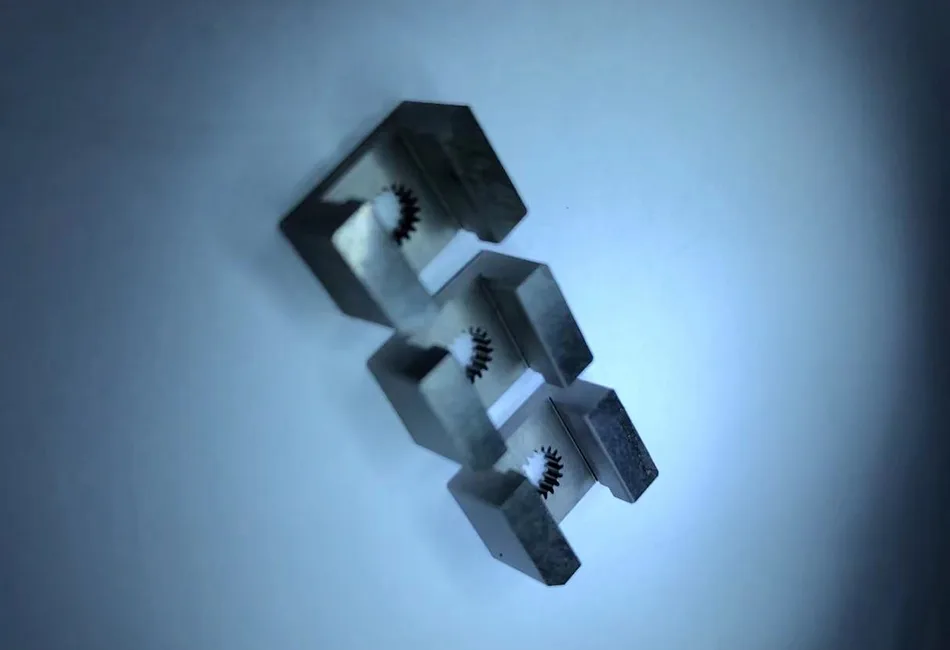 خصائص أجزاء EDM من سلك التروس.