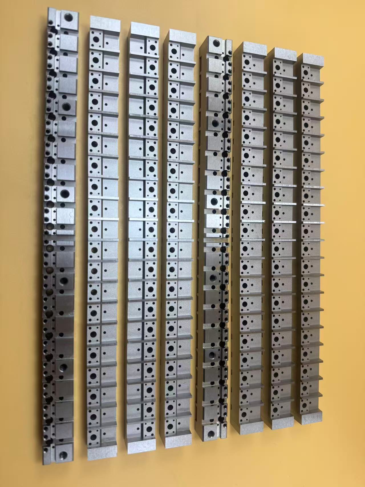 ما هي العوامل الرئيسية التي تؤثر على أجزاء Wire EDM؟