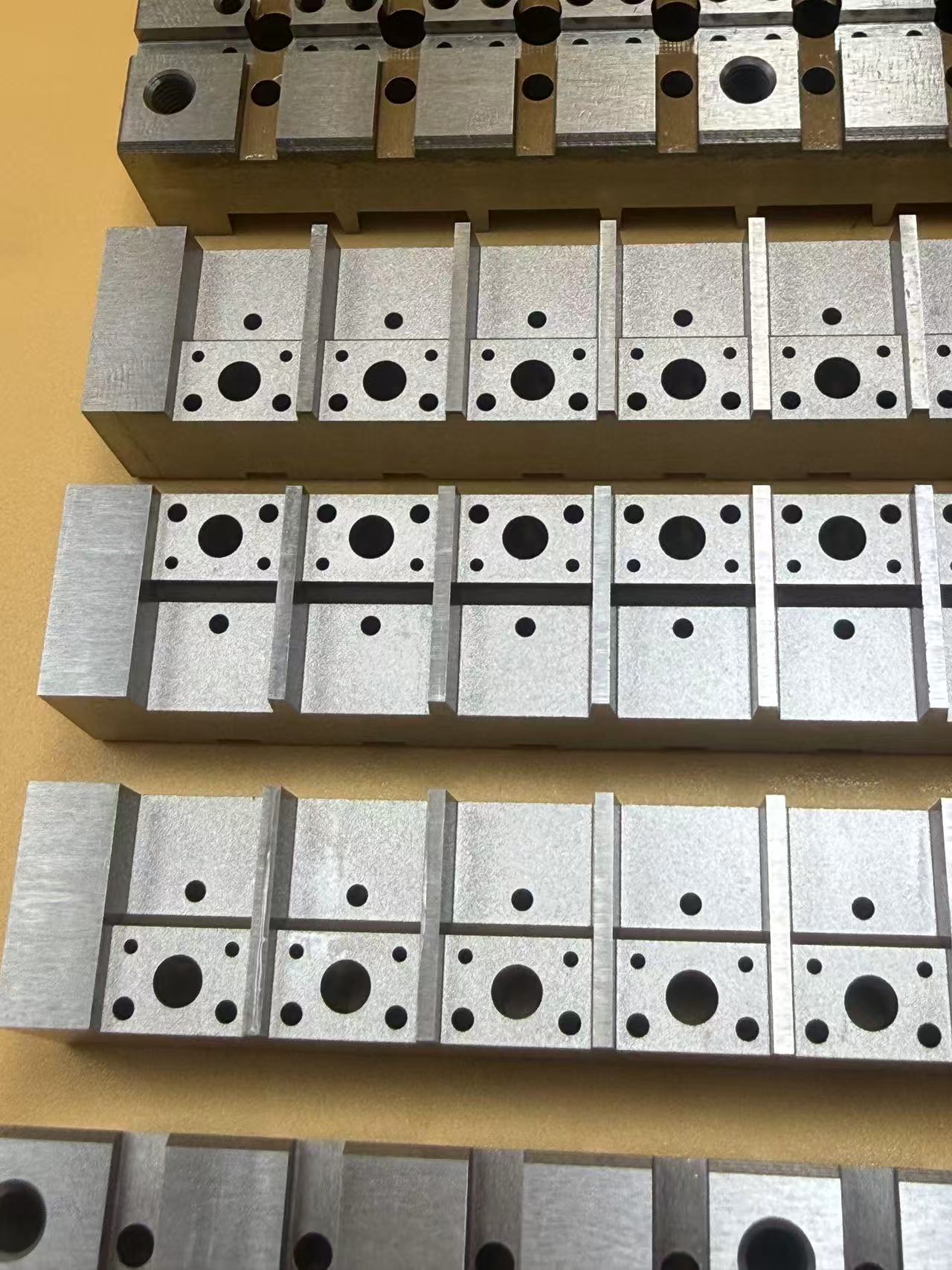 ما هي مزايا تكنولوجيا عملية قطع الأسلاك الدقيقة في التصنيع؟