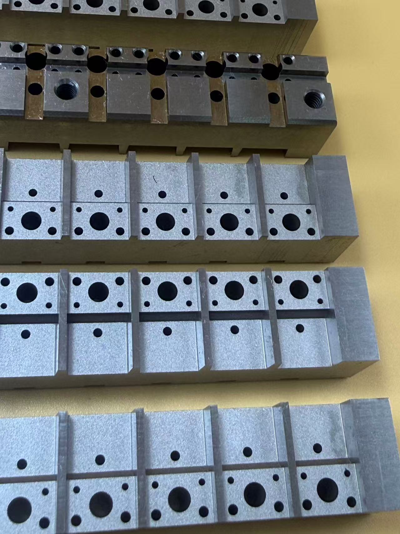 ما هي تطبيقات تكنولوجيا تصنيع التفريغ الكهربائي البطيء في قوالب تعبئة أشباه الموصلات؟